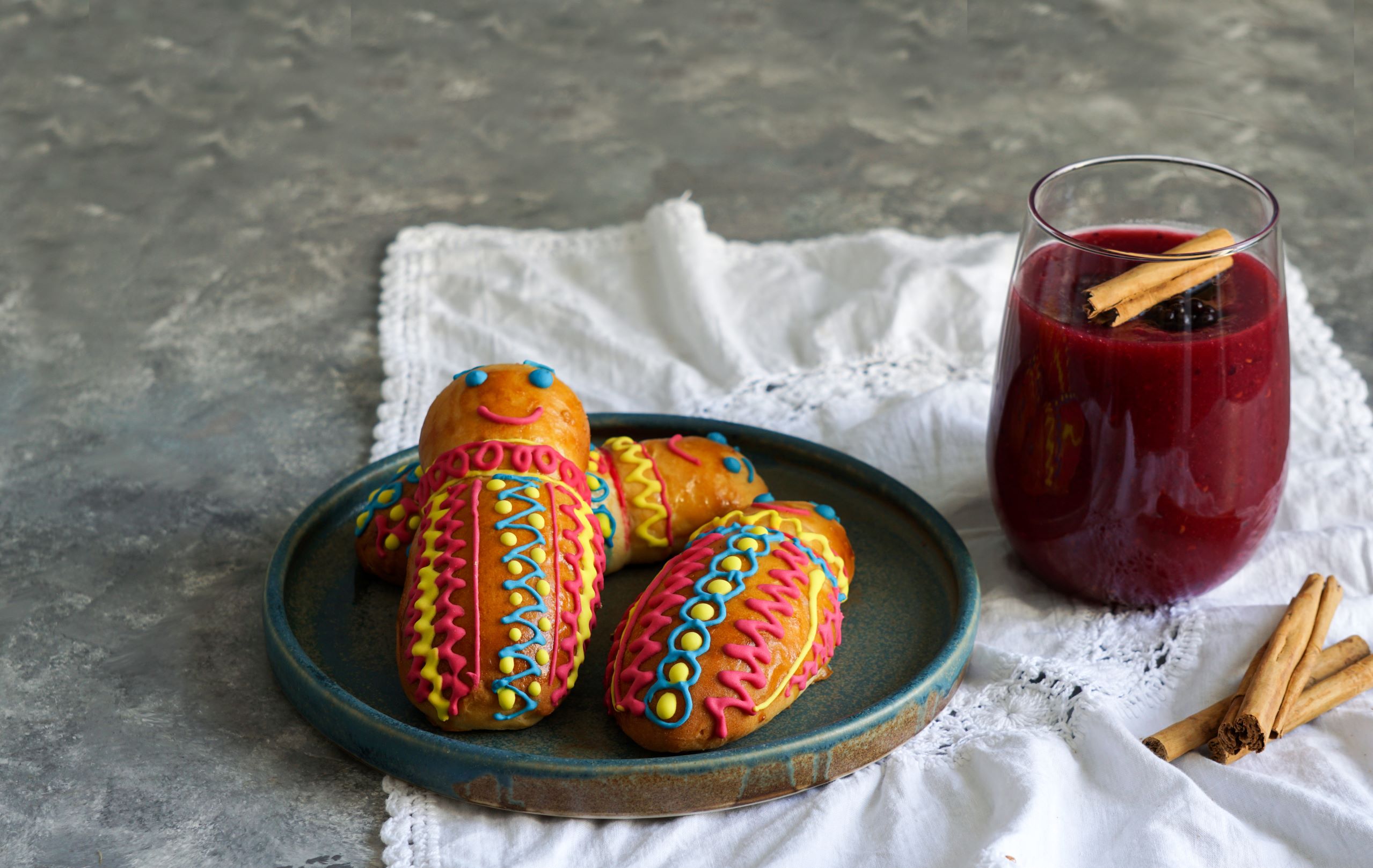 Ingredientes y preparación de la colada morada en Ecuador con utensilios de Dollar Store por menos de 5 dólares.