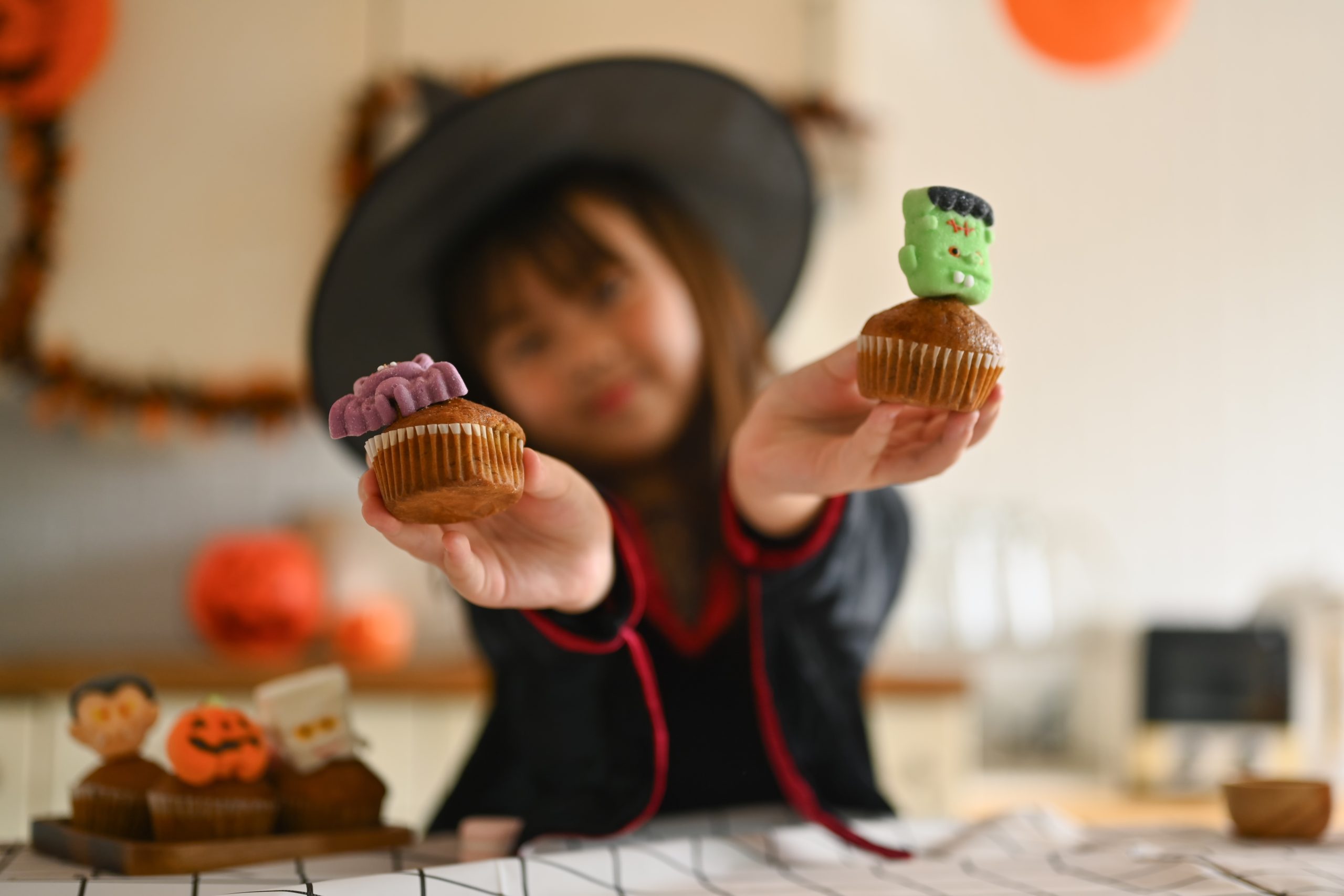 Postres y dulces de Halloween preparados con utensilios y moldes de Dollar Store por menos de 5 dólares.