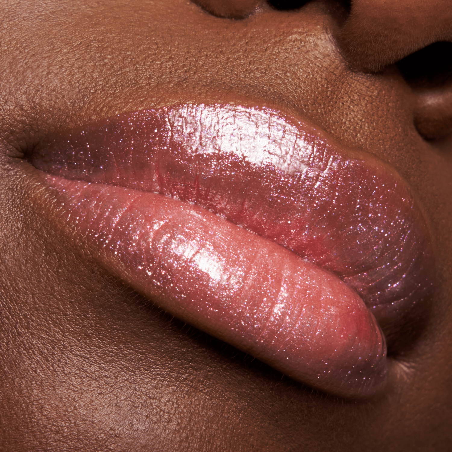 Brillo Labial Meta Glow Multi-Reflective ESSENCE