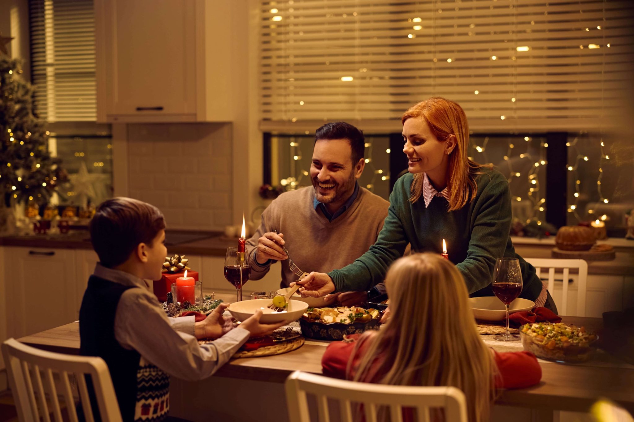 Cena de Navidad decorada con vajilla, accesorios y decoración navideña de Dollar Store por menos de 5 dólares.