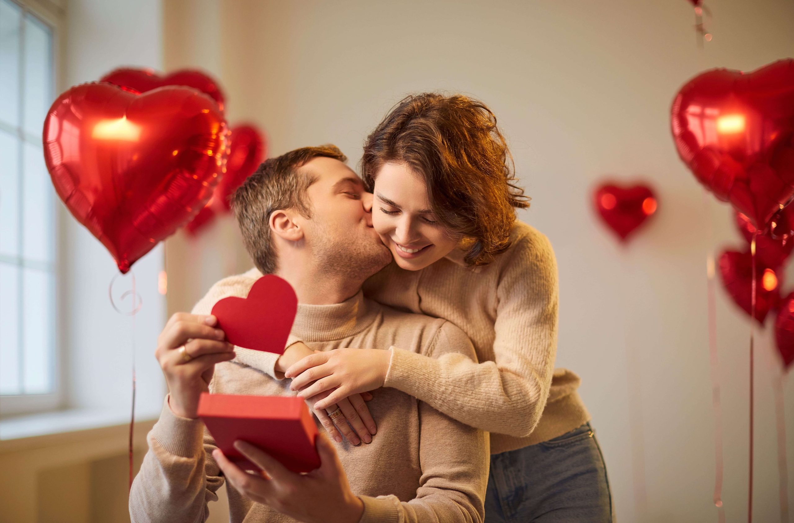 Regalos de San Valentín como peluches, tarjetas, globos y detalles románticos disponibles en Dollar Store